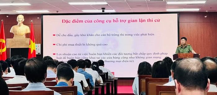 Đại diện Phòng PA03 - Công an thành phố trực tiếp hướng dẫn nhận diện, kiểm tra và phát hiện các thiết bị công nghệ cao.