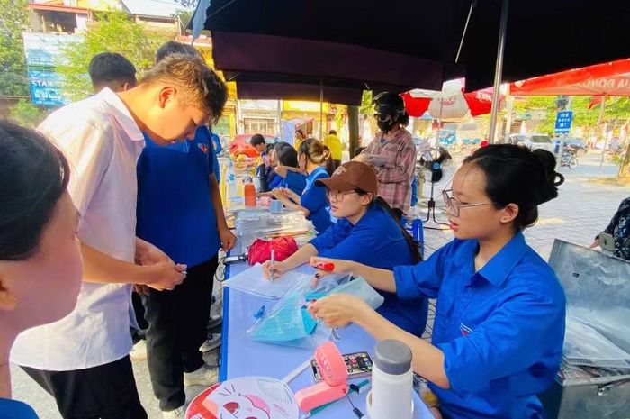 Lực lượng tình nguyện tiếp sức mùa thi tận tình hỗ trợ thí sinh.