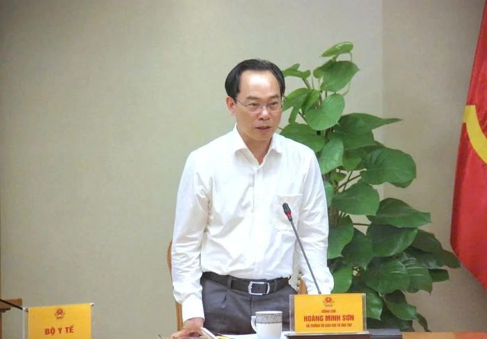 Bộ trưởng Bộ GD&amp;ĐT Hoàng Minh Sơn báo cáo tại cuộc họp.