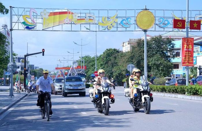 Gần 1.000 người tham gia diễu hành trên các tuyến phố tuyên truyền về tác hại thuốc lá.