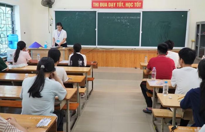 Năm nay, lãnh đạo, giáo viên Trường THPT chuyên Phan Bội Châu không tham gia công tác coi thi, Sở GD&amp;ĐT Nghệ An huy động cán bộ coi thi từ các trường THPT khác trên địa bàn. Ảnh: Hồ Lài.