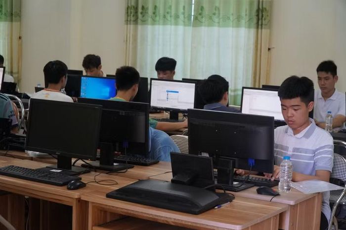 Thí sinh dự thi môn chuyên Tin tại phòng máy tính. Ảnh: Hồ Lài