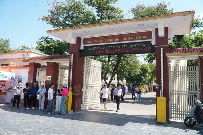 Những đổi mới trong quy trình ra đề, coi thi, chấm thi bảo đảm kỳ thi diễn ra nghiêm túc, khách quan lựa chọn đúng những học sinh có năng lực vào học tại trường chuyên. Ảnh: Hồ Lài