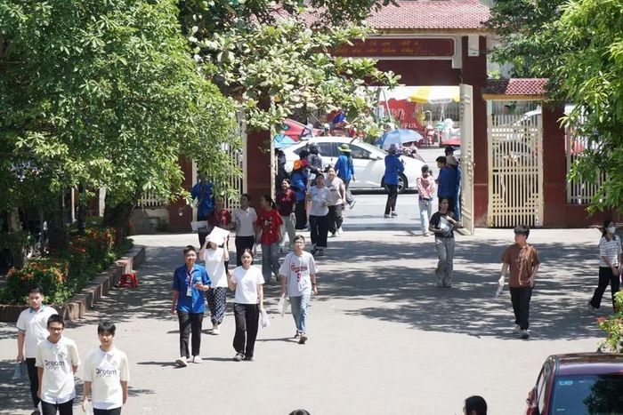 Năm nay, có hơn 2.500 thí sinh dự thi vào Trường THPT chuyên Phan Bội Châu, đông nhất từ trước tới nay. Ảnh: Hồ Lài
