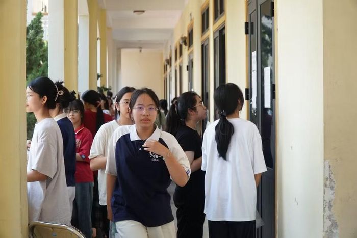 Với số thí sinh dự thi đông, nhưng chỉ tiêu lớp chuyên không đổi, kỳ thi năm nay được đánh giá có tính cạnh tranh cao. Ảnh: Hồ Lài