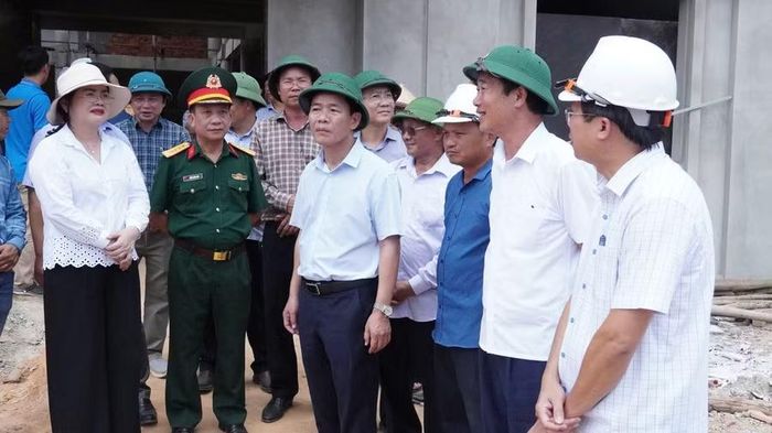 Ông Nguyễn Văn Phương kiểm tra tại công trình Trường nội trú Tiểu học và THCS Đakrông.