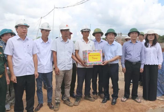 Đoàn công tác của tỉnh tặng quà động viên các đơn vị thi công.