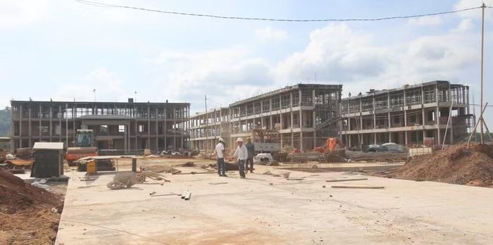 Các khối nhà thuộc dự án Trường nội trú tiểu học và Trung học cơ sở (TH và THCS) Hướng Phùng đang hình thành.