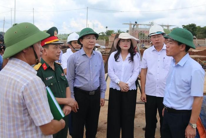 Ông Nguyễn Văn Phương, Bí thư Tỉnh ủy Quảng Trị và lãnh đạo UBND tỉnh, các sở ngành kiểm tra tiến độ xây dựng trường nội trú.