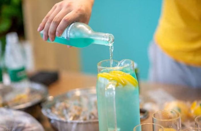 Cách đơn giản tự làm nước điện giải ở nhà. (Ảnh: ITN).