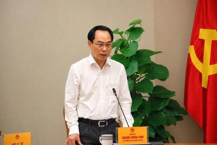 Bộ trưởng Hoàng Minh Sơn báo cáo về công tác chuẩn bị cho năm học mới.