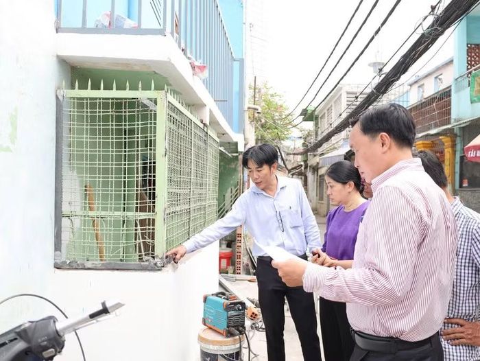 Người dân phường Bình Thạnh bàn giao mặt bằng thực hiện dự án. Ảnh: Hoàng Quân.