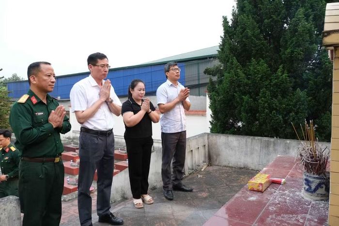 Dâng hương tại nghĩa trang liệt sĩ ở xã Vô Tranh, tỉnh Thái Nguyên.