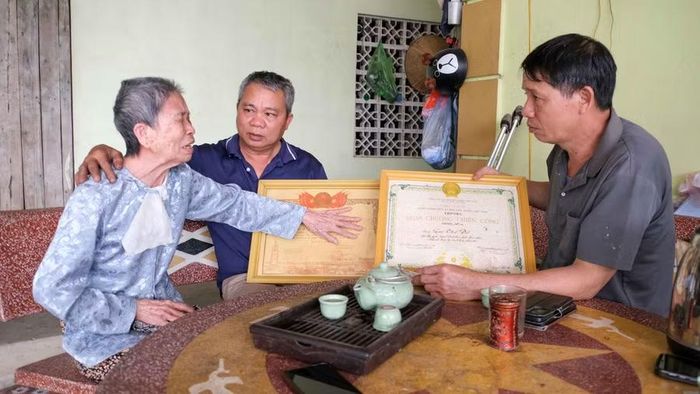 Mỗi lần nhắc đến con là Liệt sĩ Lại Thế Độ, bà Đặng Thị Lan không kìm được nước mắt.