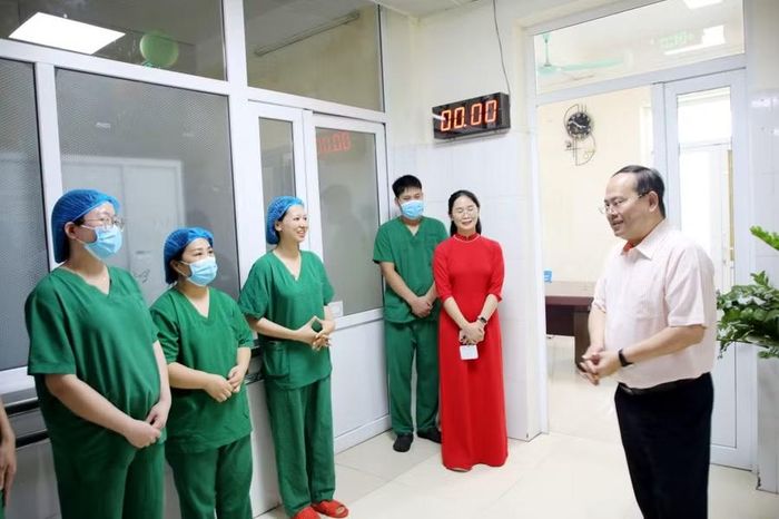 Bí thư Tỉnh ủy Quảng Ninh trò chuyện, động viên đội ngũ y, bác sĩ Khoa Hồi sức tích cực.