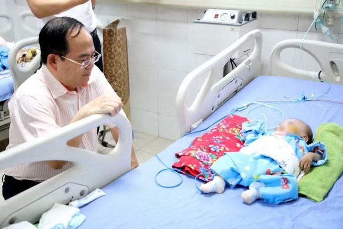 Bí thư Tỉnh ủy Quảng Ninh ân cần thăm bệnh nhi đang điều trị tại Khoa Hồi sức tích cực.