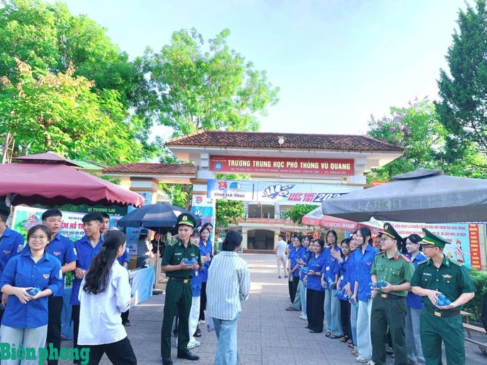 Cán bộ Đồn Biên phòng Hương Quang và các lực lượng trên địa bàn đồng hành, hỗ trợ học sinh ở khu vực biên giới trong kỳ thi tuyển sinh vào lớp 10 năm học 2026-2027. Ảnh: Trần Đạo
