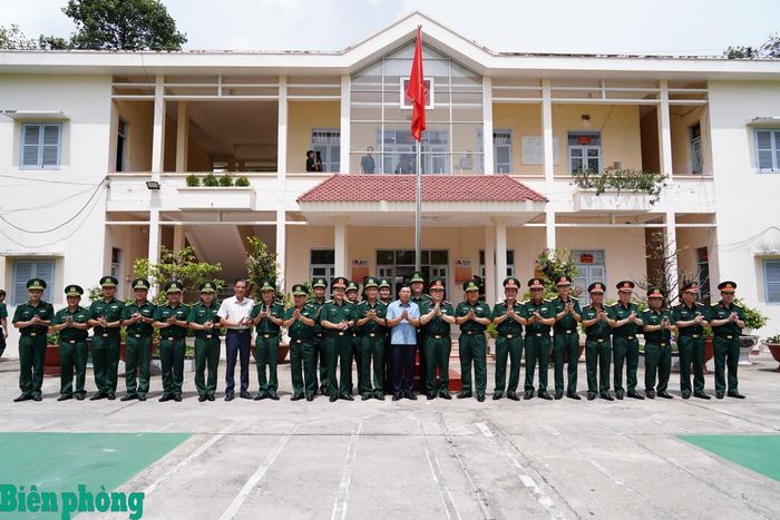 Đại tướng Nguyễn Trọng Nghĩa chụp ảnh lưu niệm với lãnh đạo chính quyền địa phương và cán bộ, chiến sĩ Đồn Biên phòng cửa khẩu quốc tế Tịnh Biên. Ảnh: Tiến Vinh
