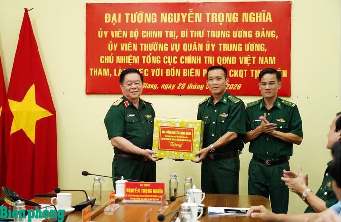 Đại tướng Nguyễn Trọng Nghĩa tặng quà cán bộ, chiến sĩ Đồn Biên phòng cửa khẩu quốc tế Tịnh Biên. Ảnh: Tiến Vinh