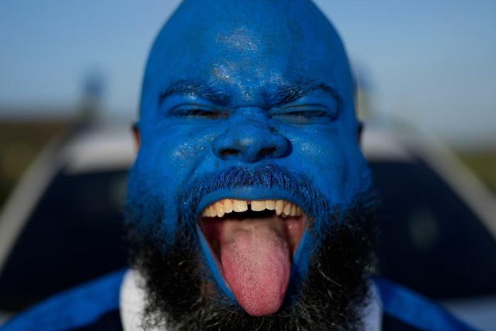Brenton Balentien, hay còn được biết đến với biệt danh “Blue Face” - thủ lĩnh nhóm CĐV đội tuyển Curaçao - với khuôn mặt sơn kín màu cờ sắc áo đội tuyển Quốc gia tại Willemstad ngày 16/5/2026.