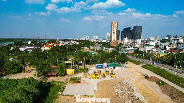 Tại khu vực ven sông, các tuyến đường công vụ, bãi tập kết vật liệu và hệ thống thoát nước cũng đang được triển khai đồng loạt.
