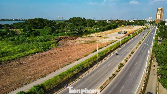 Khu đất quy hoạch xây dựng công viên nằm tại bãi sông Hồng, có vị trí tiếp giáp các trục giao thông quan trọng như Vành đai 3, khu vực chân cầu Thăng Long và đường An Dương Vương.