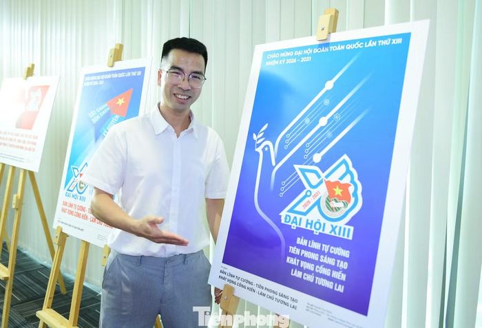 Tác giả Nguyễn Duy Thành bên tác phẩm đoạt giải Nhất cuộc thi. Ảnh: Xuân Tùng