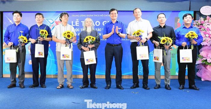 Anh Bùi Quang Huy tặng hoa cảm ơn Hội đồng Giám khảo. Ảnh: Xuân Tùng