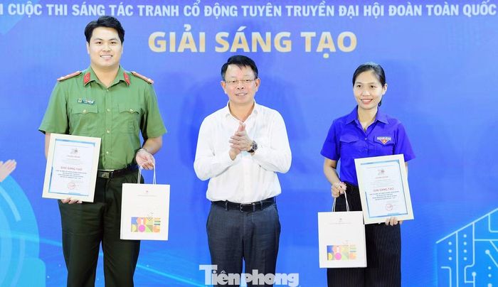 Nhà báo Phùng Công Sưởng - Tổng Biên tập Báo Tiền Phong trao giải Sáng tạo cho các tác giả. Ảnh: Xuân Tùng