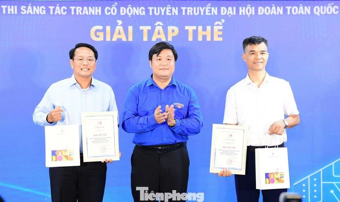 Anh Nguyễn Thái An trao giải Tập thể cho các đơn vị.