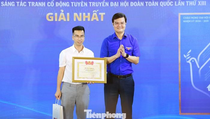 Anh Bùi Quang Huy trao giải Nhất tới tác giả Nguyễn Duy Thành. Ảnh: Xuân Tùng
