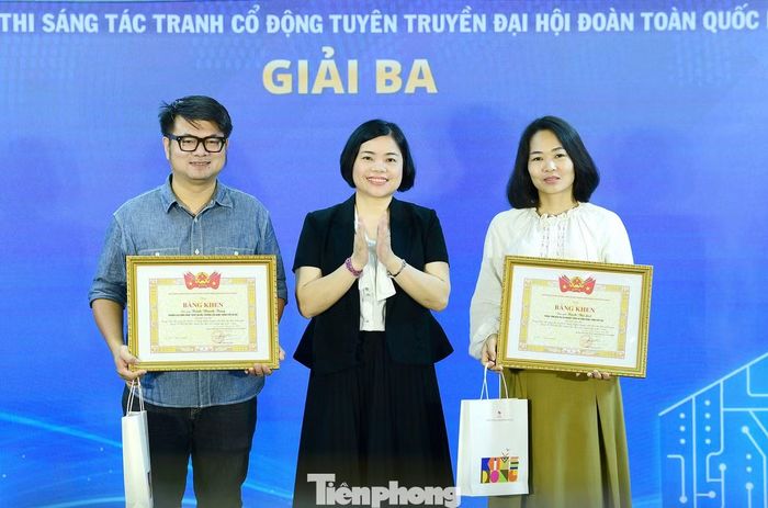 Bà Nguyễn Thị Thanh Bình - Phó Trưởng Ban Tuyên giáo và Dân vận Đảng ủy MTTQ, các đoàn thể T.Ư trao giải Ba cho các tác giả. Ảnh: Xuân Tùng