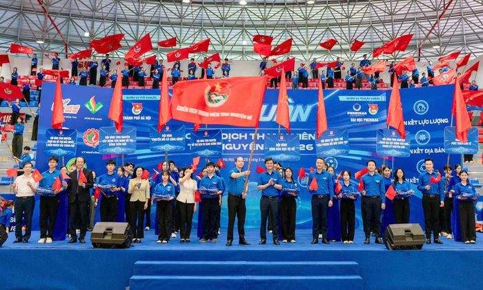 Anh Bùi Quang Huy trao cờ chiến dịch Thanh niên tình nguyện Hè 2026 tại chương trình ra quân. Ảnh: CTV