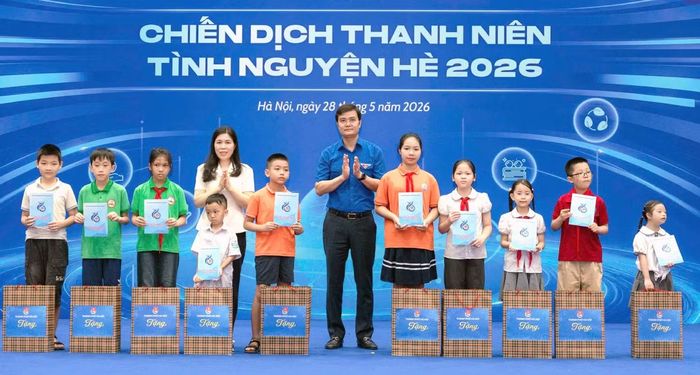 Nhiều suất quà ý nghĩa được trao tặng tới học sinh, sinh viên tại chương trình. Ảnh: CTV
