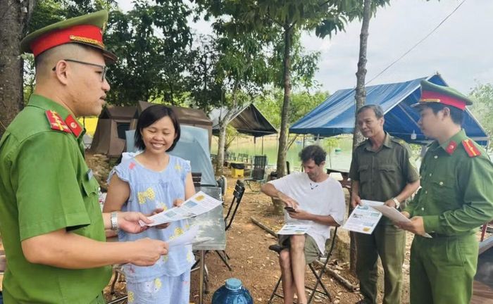 Lực lượng Công an phường Trị An kiểm tra, tuyên truyền trong phòng chống đuối nước