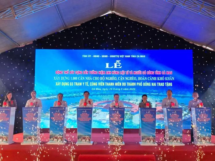 Các đại biểu thực hiện nghi thức động thổ các công trình.