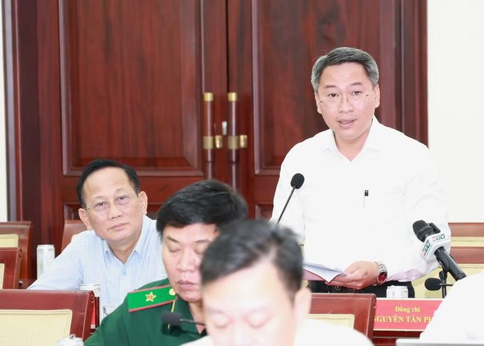 Ông Nguyễn Tấn Phát trao đổi tại hội nghị. Ảnh: Ngô Tùng.