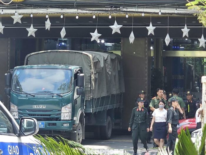 Phúc Thành là thương hiệu kinh doanh vàng bạc lớn, hoạt động nhiều năm tại địa bàn tỉnh Nam Định cũ (nay thuộc tỉnh Ninh Bình), vì vậy sự việc nhanh chóng thu hút sự quan tâm của đông đảo người dân khu vực xung quanh. Theo ghi nhận tại hiện trường, nhiều cán bộ công an liên tục ra vào làm việc bên trong cả hai cơ sở kinh doanh vàng. Đến khoảng 11h10, một số nhân viên cửa hàng được đưa lên ô tô chờ sẵn bên ngoài.