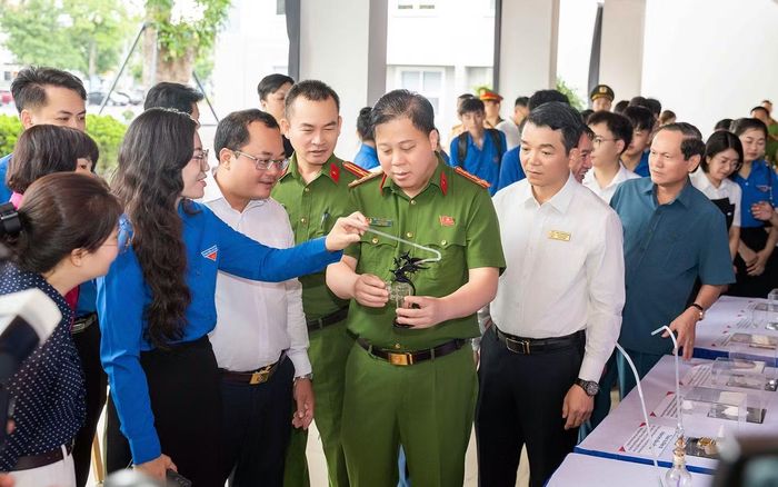 Đại tá Bùi Trung Thành - Phó Giám đốc Công an Hải Phòng cùng các đại biểu tham quan gian trưng bày mô hình các công cụ sử dụng ma túy và các chất ma túy phổ biến hiện nay.