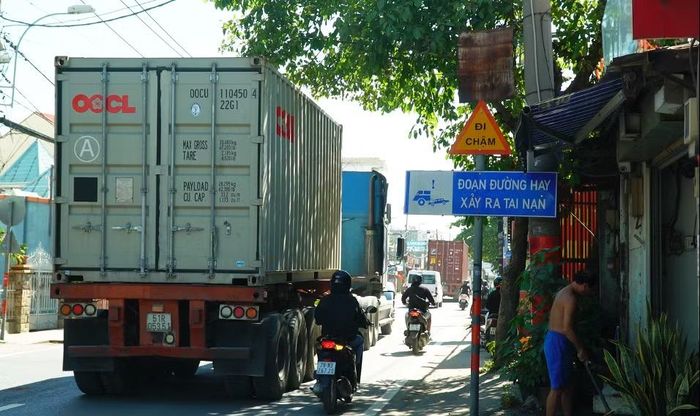 Nhiều biển cảnh báo được cơ quan chức năng đặt bên đường để nhắc nhở người dân khi lưu thông trên đoạn đường thường xuyên xảy ra tai nạn.