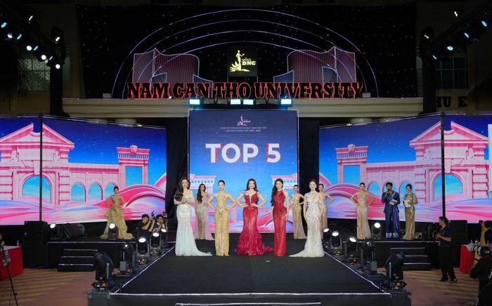 Sau các phần thi, TOP 5 được lựa chọn bước vào tranh tài ở phần thuyết trình và ứng xử, mang đến nhiều cảm xúc hồi hộp và bùng nổ cho khán giả.