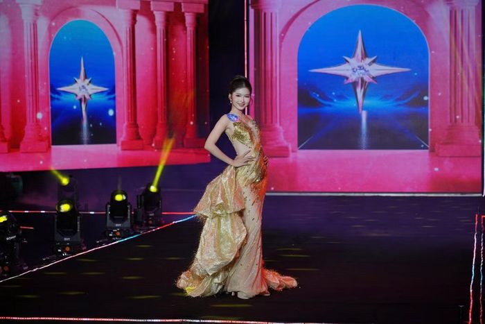 Sân khấu Đêm Chung kết tiếp tục trở nên lộng lẫy và đầy cảm xúc với phần thi trang phục dạ hội.