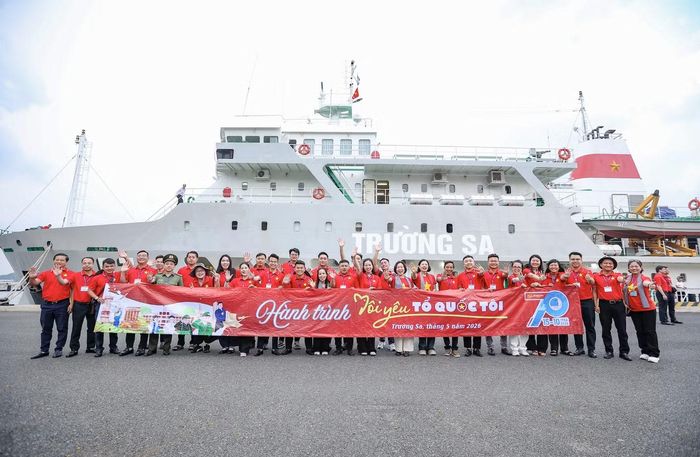 Các bạn trẻ trước giờ khởi hành cùng tàu Trường Sa 571
