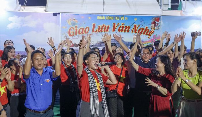 Tiếng hát át tiếng sóng trên hành trình Tuổi trẻ vì biển đảo quê hương