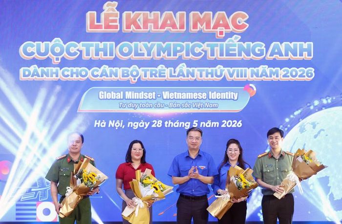 Anh Nguyễn Tường Lâm tặng hoa cảm ơn các đơn vị đồng hành, đơn vị đăng cai tổ chức khai mạc. Ảnh: H.L