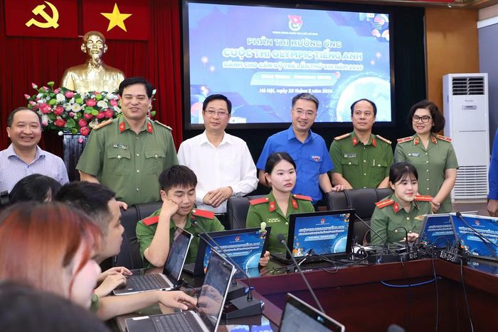 Đại biểu thăm, động viên các thí sinh tham gia thi hưởng ứng sau lễ khai mạc. Ảnh: H.L