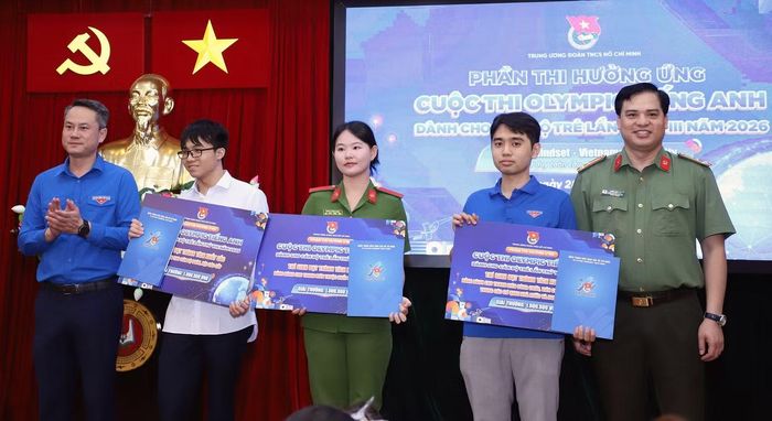 Anh Nguyễn Kim Quy - Ủy viên Ban Thường vụ T.Ư Đoàn, Phó Chủ tịch thường trực Hội LHTN Việt Nam, và Thượng tá Đồng Đức Vũ – Trưởng Ban Thanh niên Công an trao thưởng thí sinh có kết quả tốt nhất phần thi hưởng ứng tại điểm cầu trực tiếp. Ảnh: H.L