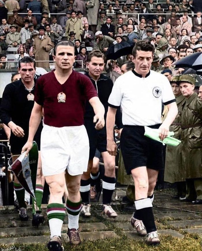  Puskas (trái) cùng tuyển Hungary đã thua Tây Đức 2-3 tại chung kết 