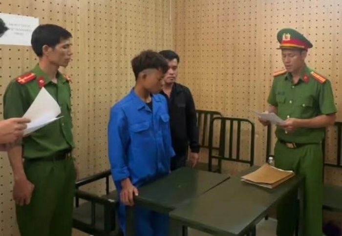 Lực lượng chức năng bắt người bị giữ trong trường hợp khẩn cấp.