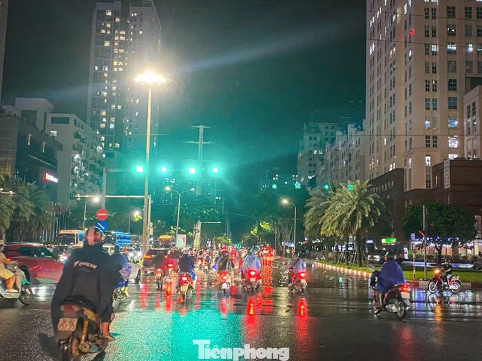 Tình trạng ngập úng trên đường Phạm Hùng cũng khiến giao thông qua khu vực này rơi vào cảnh ùn tắc cục bộ kéo dài suốt chiều và tối cùng ngày.